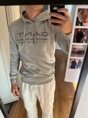 Hoodie från Gant - Super snygg hoodie från Gant som aldrig är använt med prislappen kvar.