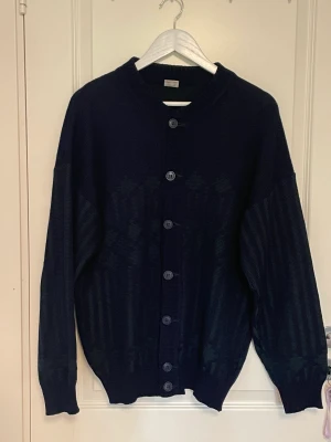 Grandpa sweater - Oversized grandpa sweater som passar perfekt till hösten! Fint mönster och i gott skick🥰🫶