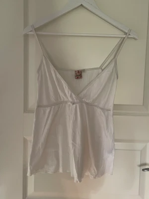 Gulligt linne - Super sött linne som går till många outfits!! Sparsamt använd och saknar skavander💗💕