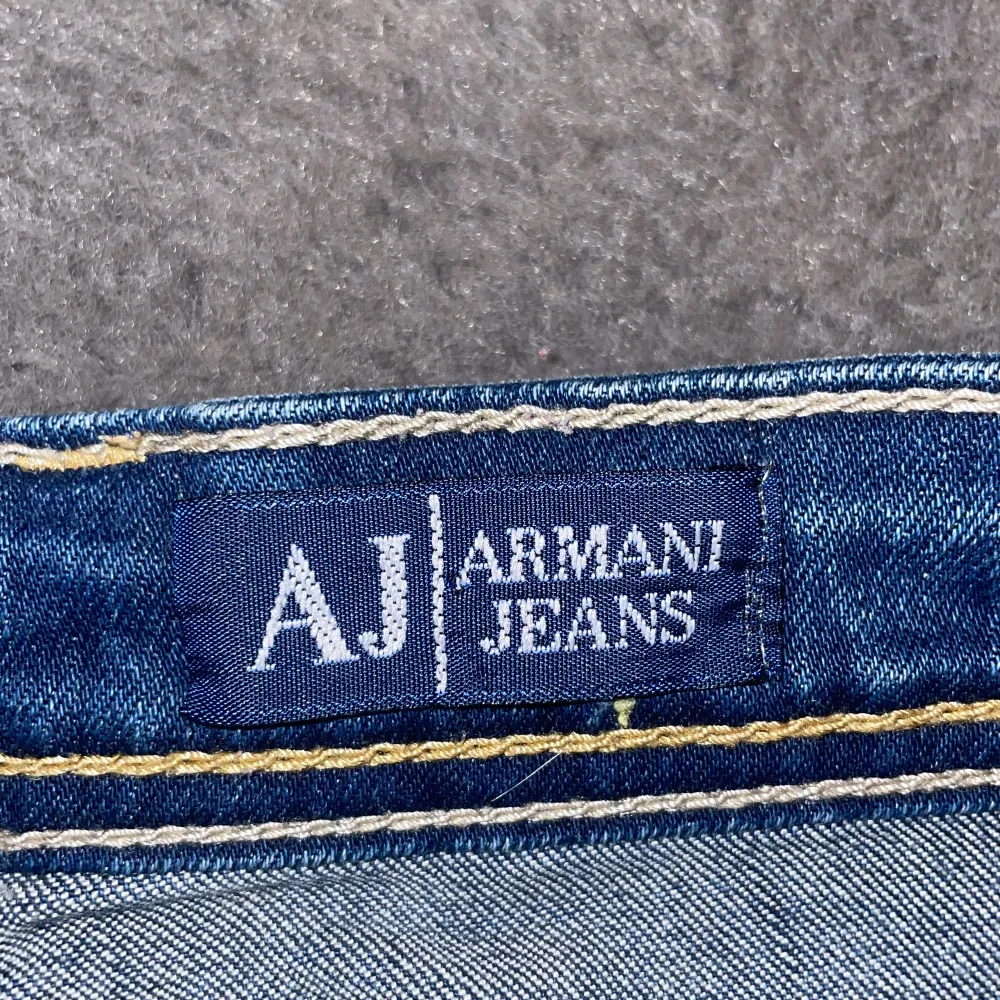 Armani shorts utan defekter, skrkv om du har frågor elelr funderingar 💕dom är lågmidjade och dom är 38 cm tvärs över midjan, och ytterbenslängd är 21 cm :). Shorts.