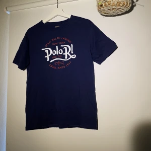Polo Ralph Lauren T-shirt  - Hej, säljer en oanvänd marinblå T-shirt från Ralph Lauren i perfekt skick. Nypris runt 500kr. Storlek Small och True To Size. Tveka inte på att höra av dig, pris inte hugget i sten. 
