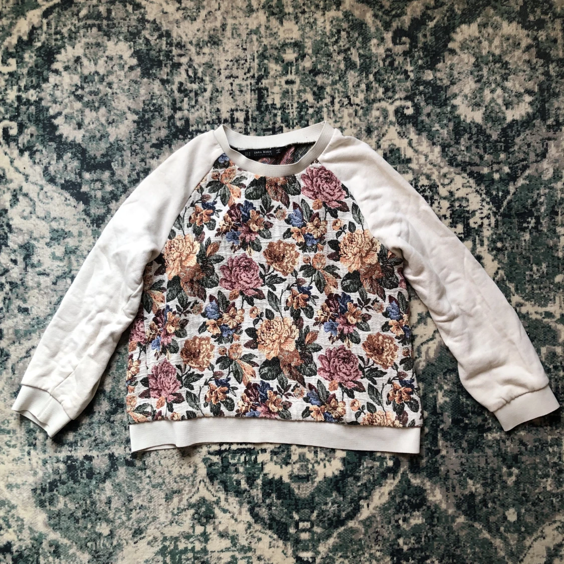 Blommig tröja