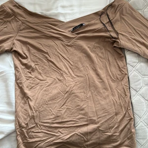 Topp offshoulder  - En camelbrun offshoulder topp från pieces (veromoda) använd 4-6 gånger  