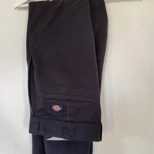 Dickies - Svarta byxor från märket Dickies. Älskar!! Men tyvärr blivit för små. Står ej storlek men passar S/M