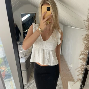 Vit blus  - Säljer denna trendiga vita blus från pull & bear i storlek S för 150kr🤍Säljer då den tyvärr inte kommer till användning längre! 