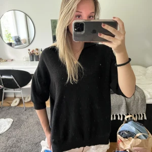 Stickad Trekvartsärmad tröja  - Så snygg svart stickad tröja med lite kortare ärm och krage❤️ (speglarna som är smutsiga) jätte skönt material, passar mig som brukar ha xs-s