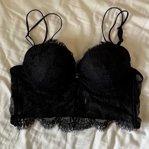 Spets bh/topp - Snygg spets bh. Ett litet hål på balsidan men annars i bra skick. Kolla in min sida, jag säljer just nu flera andra söta toppar🤍 Skriv privat om ni har frågor☺️