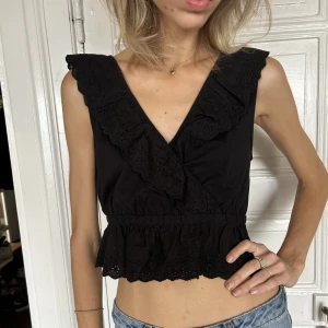 Svart topp - Italiensk söt svart topp. Möts upp vid slussen om så önskas!  Rensat och säljer massa inför flytt! Kika gärna min sida🥳🤡
