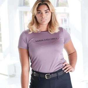 Maya Delorez Topp - Säljer Maya Delorez ”Scarlett Lavender Basic Tshirt” i storlek XS. Andvänd sparsamt få gånger. Har inga hål eller liknade utan är i nyskick.  Org pris - 350kr Mitt pris - 200kr Köparen står för frakt!💕