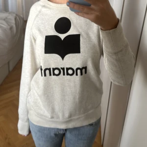 Isabel Marant sweatshirt  - Jätte fin tröja från Isabel marant, använd ett fåtal gånger Nypris ca 1900 kr har en liten sminkfläck vid halsen men ska försöka få bort den! 