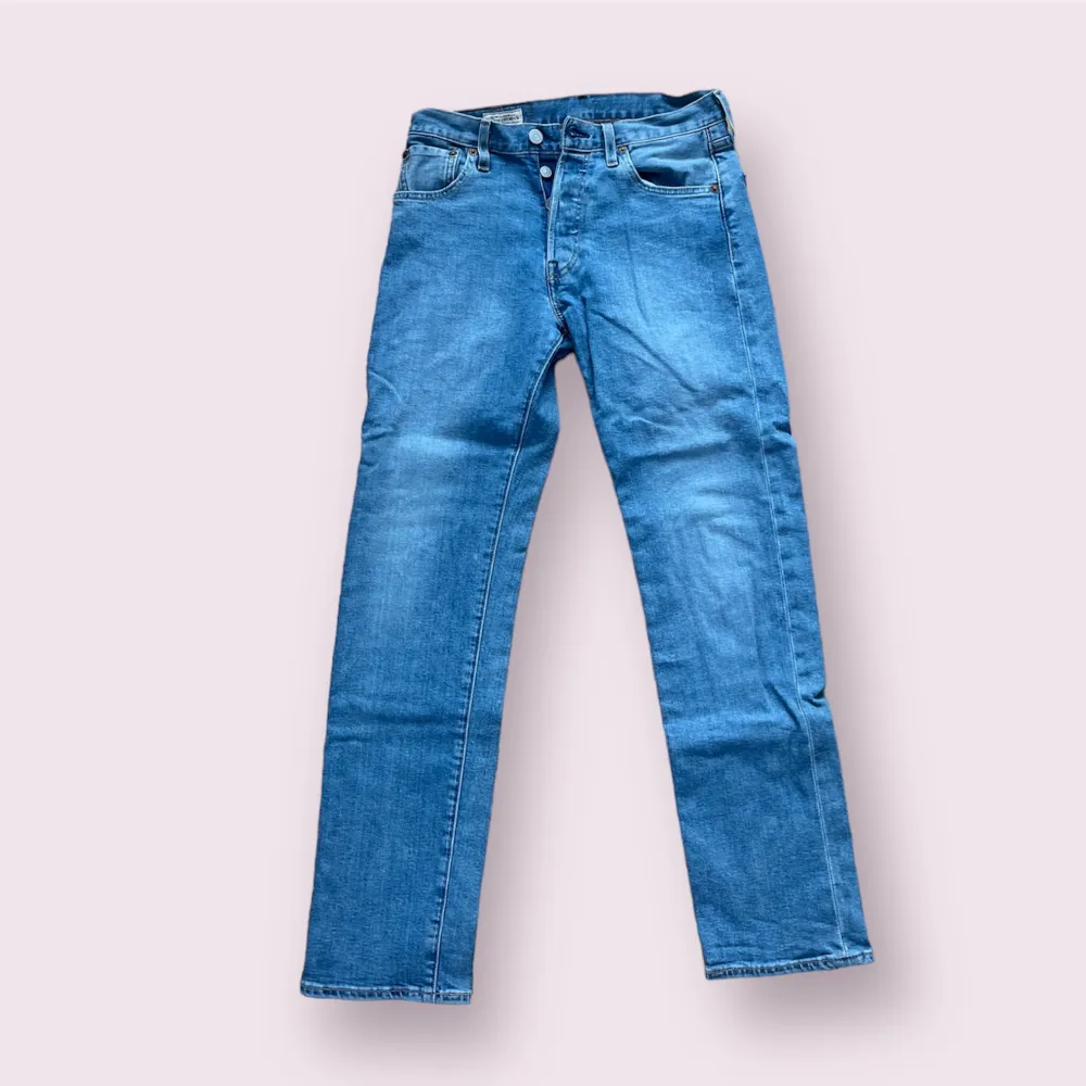 Ett par Levis 501 jeans, säljs då de är för små för mig. Skick 9/10! Använda kanske 3 gånger. Nypris 1099kr. Jeans & Byxor.