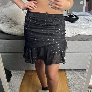 Jättefin kjol med volang och guldiga stjärnor från Loavies. Endast använd en gång. Stl S. 200kr+frakt🫶🏼