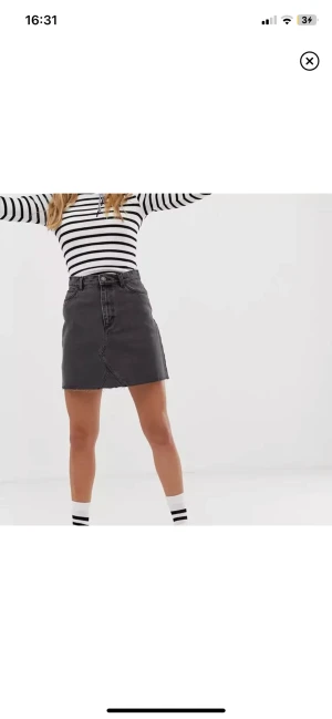 Svart jeanskjol - En super fin svart jeanskjol från Monki i storlek 34. Knappt använd, därav fint skick! Kommer tyvärr ej till använding