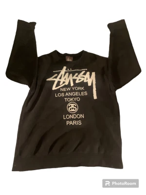Stussy sweatshirt  - Hej säljer nu denna stussy sweatshirt. Den har snygg text med tryck både på baksidan och framsidan den är i bra skick strl m men passar mer åt s skulle jag säga. Skriv om ni undrar över något särskilt eller är intresserade 