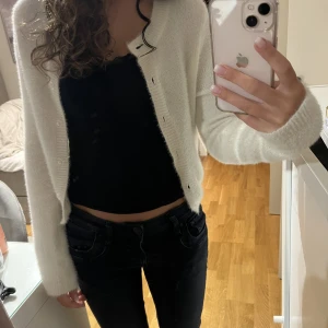 Vit kofta - En fin vit kofta från Hm i storlek xs! Knappt använd och i fint skick!🫶🏼