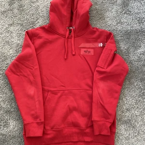 Hoodie  - En röd och aldrig använd alpha industries 