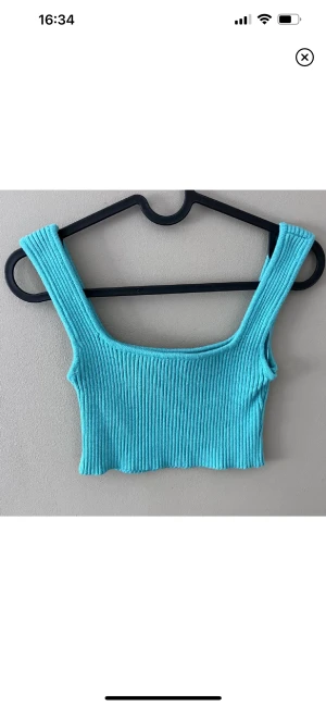 Topp - Jätte fin topp. Färgen stämmer in mer på andra bilden