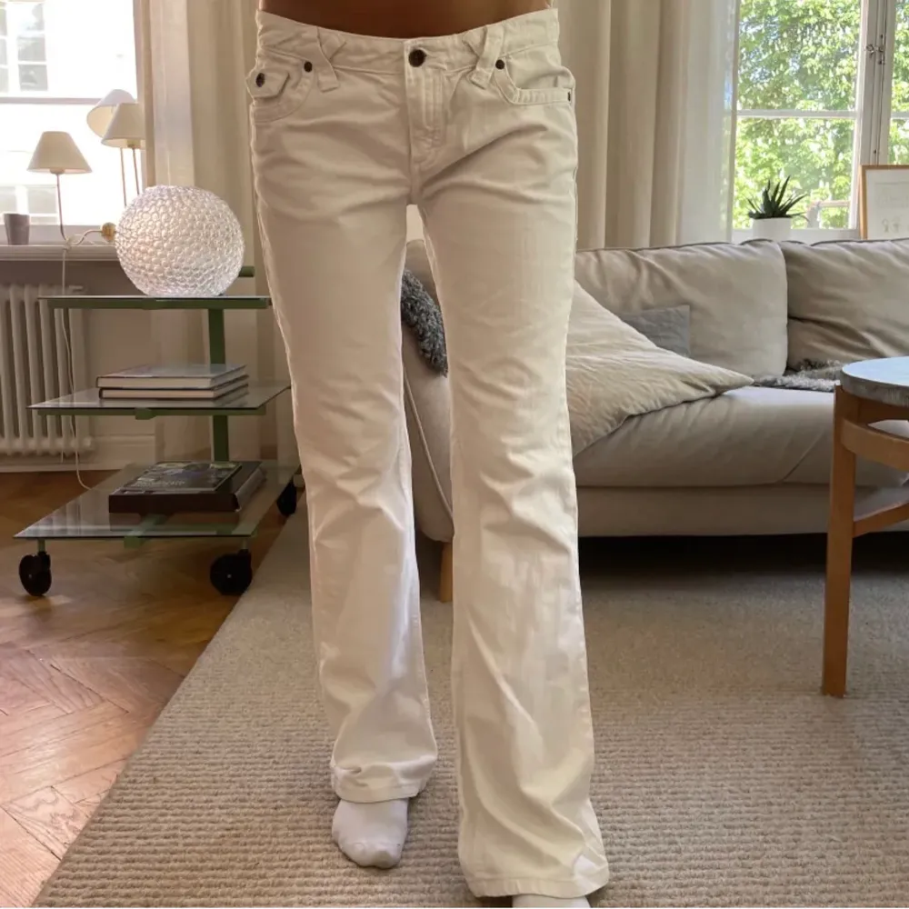 Säljer dessa Sandro jeans då de tyvärr inte passar mig! Fint skick💕. Jeans & Byxor.