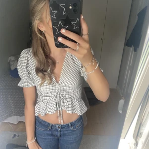 Randig topp - Super snygg topp från Bikbok, storlek Xs. Säljer då den börjar bli lite för liten för mig. Använd fåtal gånger dock lite missfärgad vid öppningen men kontakta vid fler bilder