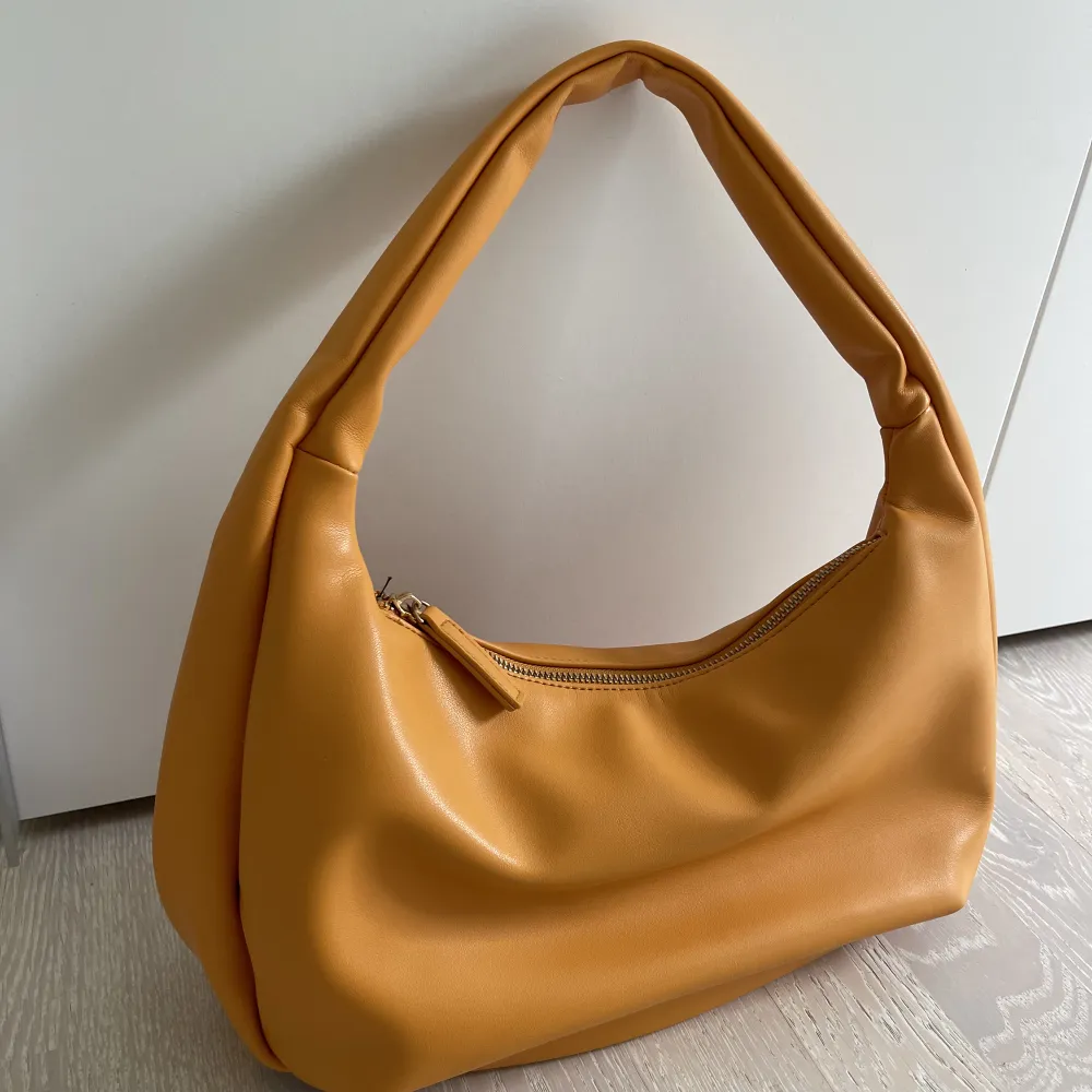 Säljer denna väska i en snygg modell, rymlig och i nyskick! . Väskor.