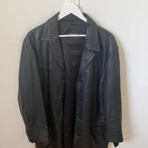 Läderjacka - Säljer en svart läderjacka i storlek 42, fint skick nästan aldrig använd💕