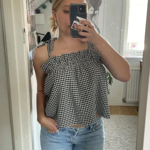 Rutigt linne  - Den sötaste toppen. Så sjukt fint mönster. Väldigt luftig och skön. Knappast använd så väldigt bra skick. Den knyts vid axlarna, vilket blir så fin detalj. Men kan användas off shoulder också. 