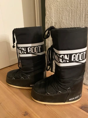 Moonboots - Jätte snygga moon boots i storleken 39/41 men passar mig perfekt som har 39, dom är knappt använda, i super fint sick dom tvättas självklart innan dom säljs!!💕nypris är 2285:- tveka inte om du har någon fråga! 💗 