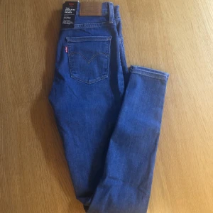 Nyskick! Levis jeans storlek 25/30 - De är oanvända med lapparna kvar. 