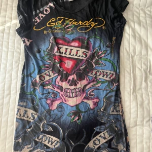 Ed Hardy T-shirt - Svart ed Hardy T-shirt som inte kommit till användning  