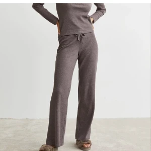 Pyjamas - Säljer den populära och slutsålda pyjamasen från hm!! Brun och jätteskönt i materialet. Storlek M dvs passar S/M. Jag är 170 och byxorna är perfekt längd🤎