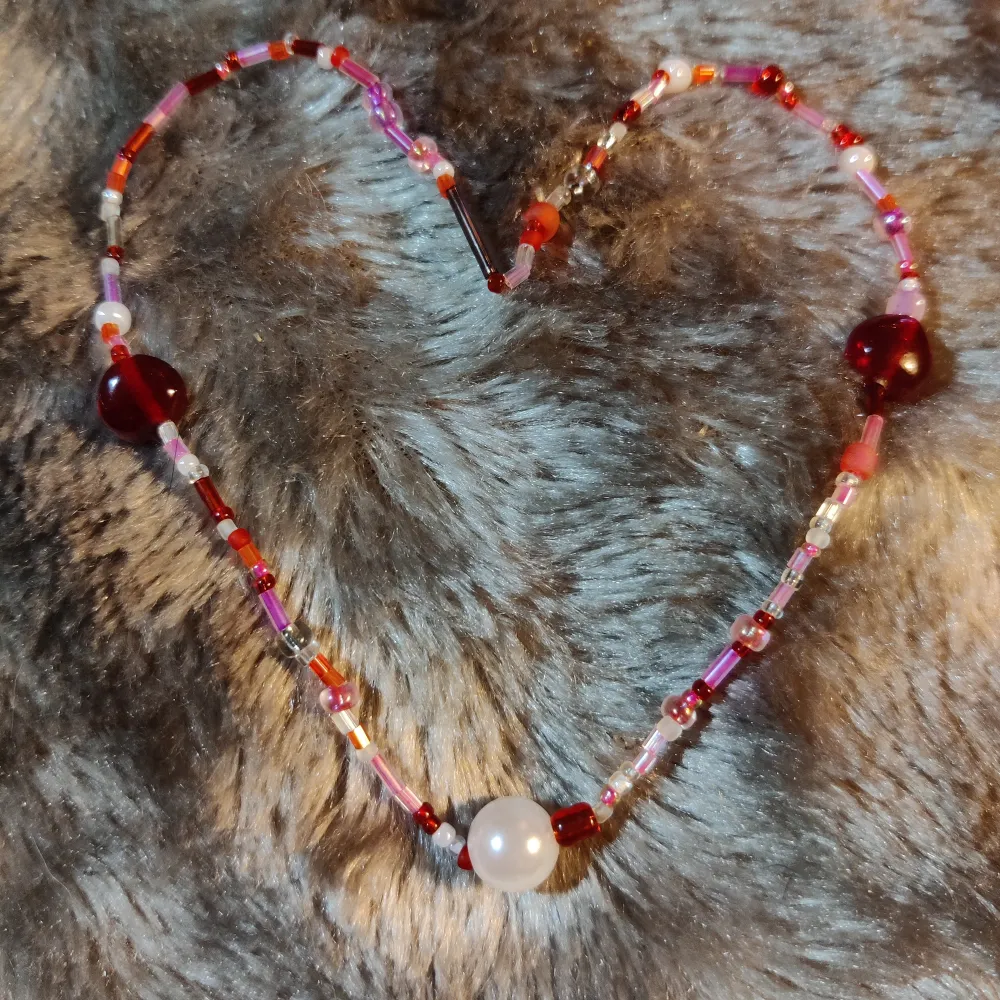 🌹 pink // red // white beads, a pearl and two hearts. . Accessoarer.