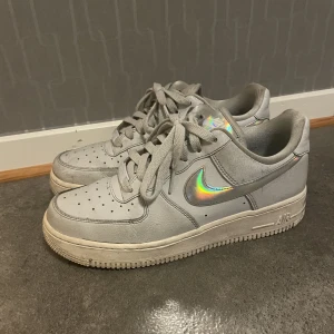Nike skor blå - Nike skor blå med silverdetalj 