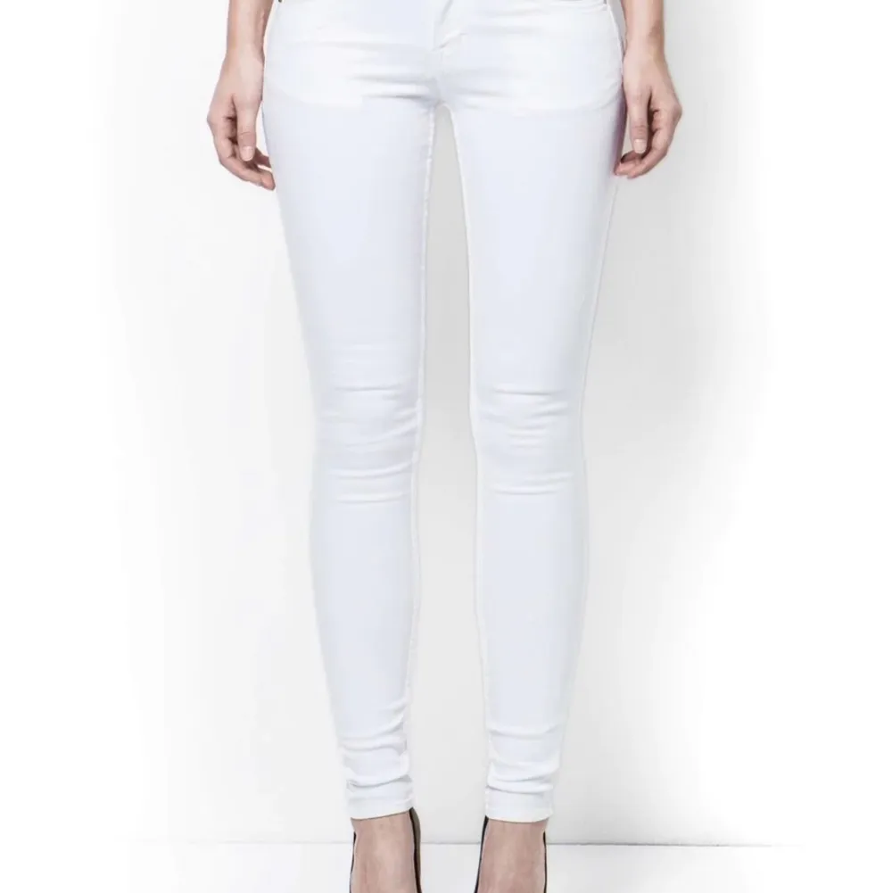 Säljer nu mina vita jeans från Tiger Of Sweden som är använda 1 gång i storlek 27/32. Dem är super sköna, ganska låg midjade💕 egna bilder kan fixas vid intresse, skriv gärna vid frågor🫶🏻. Jeans & Byxor.