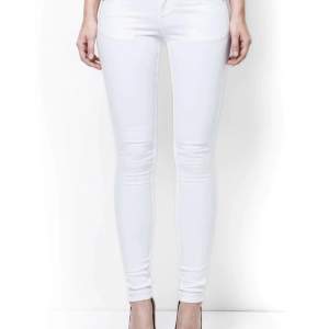 Säljer nu mina vita jeans från Tiger Of Sweden som är använda 1 gång i storlek 27/32. Dem är super sköna, ganska låg midjade💕 egna bilder kan fixas vid intresse, skriv gärna vid frågor🫶🏻