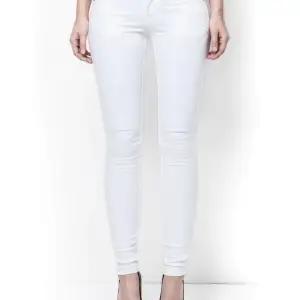 Säljer nu mina vita jeans från Tiger Of Sweden som är använda 1 gång i storlek 27/32. Dem är super sköna, ganska låg midjade💕 egna bilder kan fixas vid intresse, skriv gärna vid frågor🫶🏻