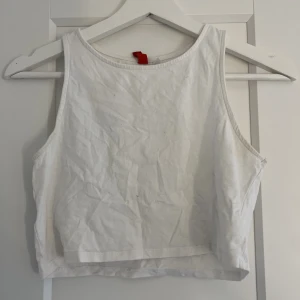 Linne - Vitt croppat linne från H&M. Vid frågor är det bara att höra av sig!💕