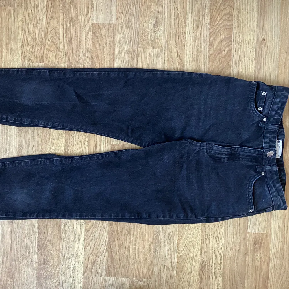 Stentvättade svarta jeans i fint skick från Gina Tricot i strorlek 34 men är mer som en strl 36. . Jeans & Byxor.
