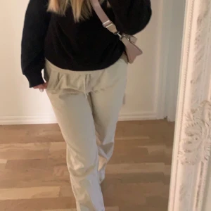 Beiga linnebyxor  - Jättefina linnebyxor som är lite små för mig (små i storleken) använda ändå ganska mycket denna sommaren men köpte dem i början på sommaren.