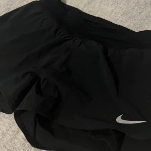 Nike shorts -  Säljer dessa shorts för att det blivit förstora och inte kommer till användning, ge gärna prisförslag. Knappt använda💓💓