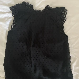 svart blus  - Säljer min älskade svarta blus, såå fin. Nästan aldrig använd, säljer då jag har flera liknande. Ganska genomskinlig i ryggen som man ser på bild 3 🫶