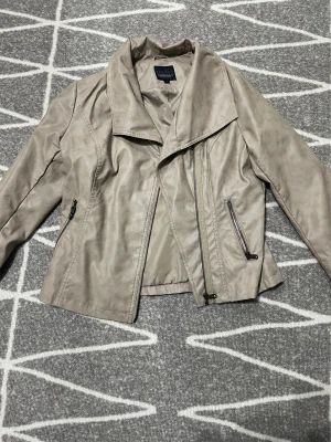 Skin jacka - Helt ny skin jacka aldrig använt och inget fel på den Köpte den för 150kr