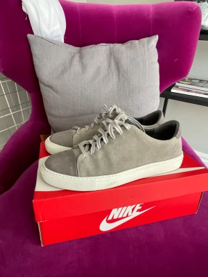 Sneaky Steve  - Sneaky steve i stl 40 denna modellen finns inte att köpa längre. Sulan är lätt skitig annars väl omhändertagna. Har inte orginallådan kvar så kommer skicka dem i en nikelåda.