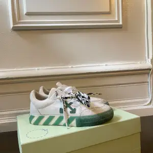 Säljer mina Off-White skor i färgen vit och grön. I modellen Vulcanized Low. Unik design på sulan. Använd fåtal gånger, lite smutsiga varav vita färgen. Säljer då dem inte kommer till användning. Jag är en 35/36 i skor. Nypris: 3300kr 