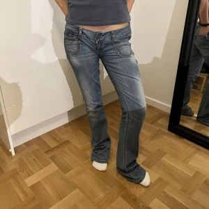 BSJ jeans - Super super fina lågmidjade blå jeans. Säljs för att de inte passar mig. Asbra skick knappt använda. Passar perfekt nu till hösten! Storlek 30 men passar en S. Skriv om ni har fler frågor💕