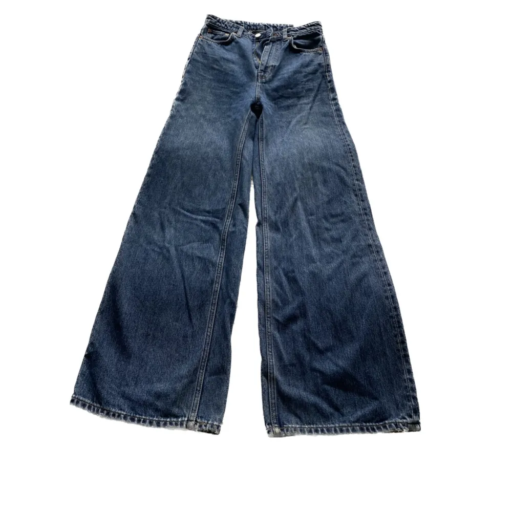 Supersntgga breda jeans från Weekday i modellen Rowe! Tyvärr för små för mig💓. Jeans & Byxor.