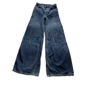 Supersntgga breda jeans från Weekday i modellen Rowe! Tyvärr för små för mig💓