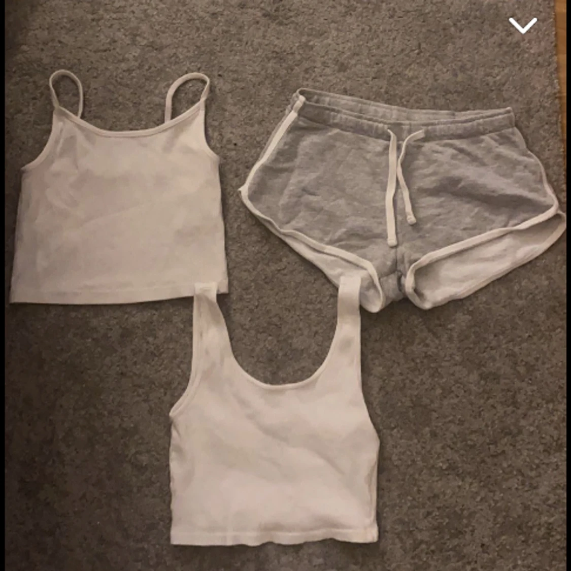 2 tröjor, 1 shorts 