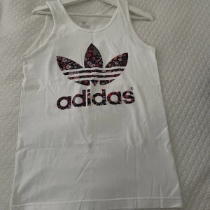 ADIDAS - Snyggt skönt Adidas linne 