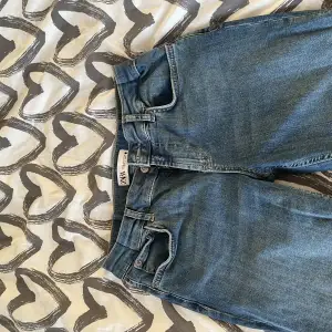 Ett par Low rais jeans från zara i storlek 38. Använd fåtal gånger 