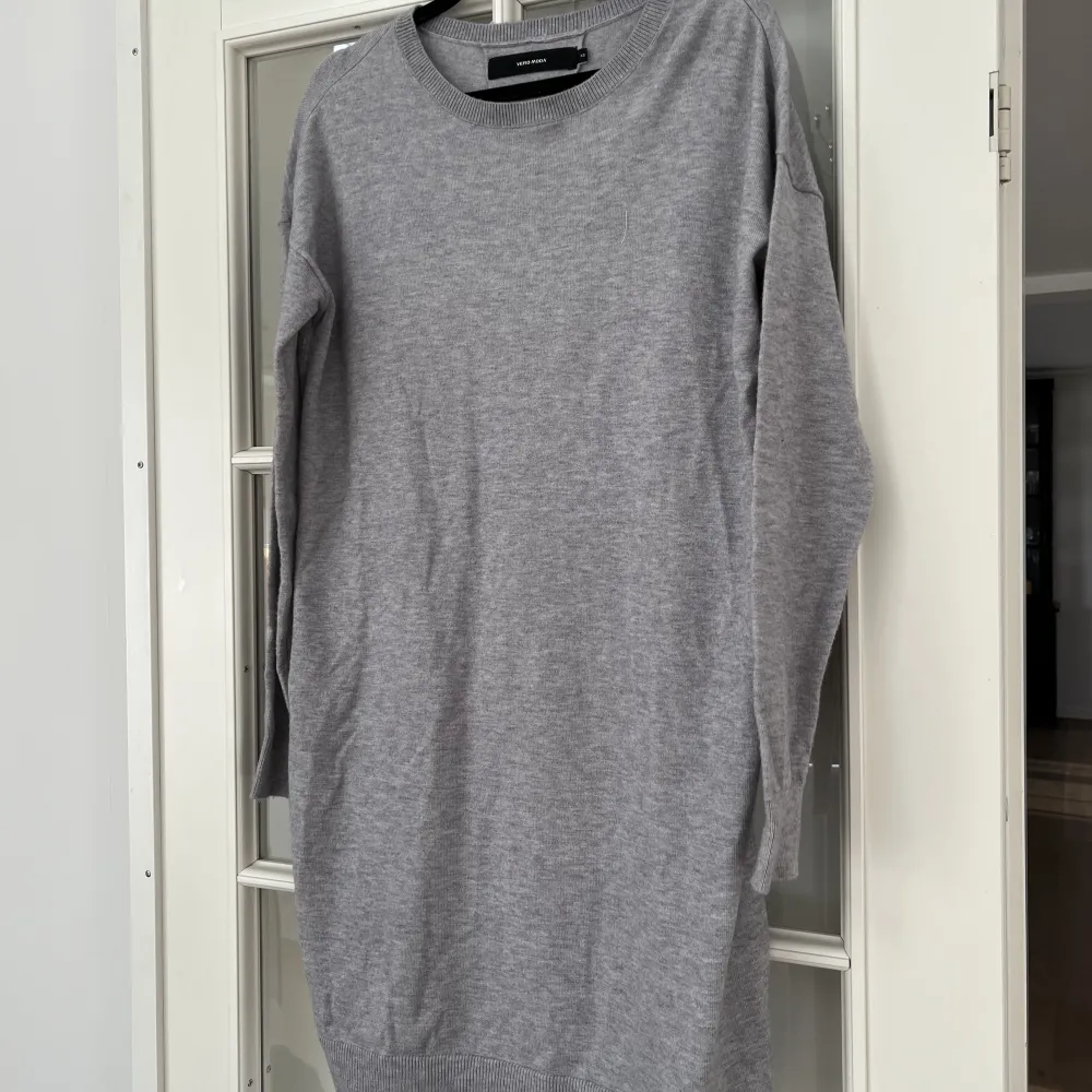 Säljer min mysiga, långa gråa klänning från Vero Moda🤍Köp nu och få gratis frakt! Pris kan diskuteras. Alla kläder kommer självklart tvättas en extra gång innan leverans📦. Klänningar.